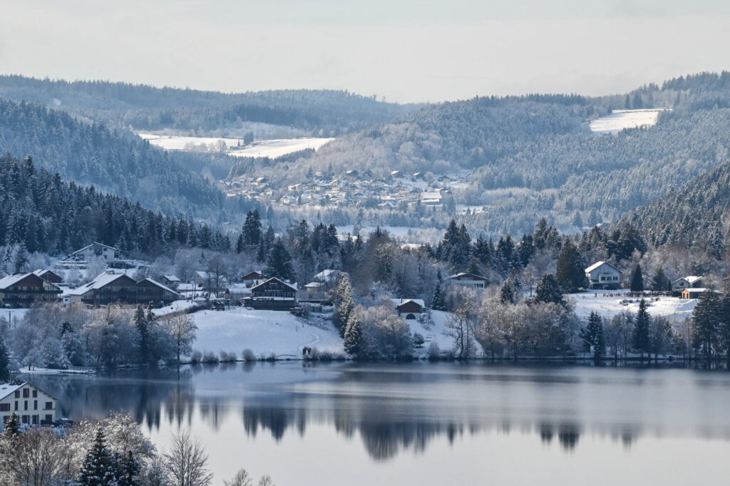 2025-paysages-vue-du-lac-de-gerardmer-depuis-le-coteau-de-la-rayee-ce-samedi-matin-photo-lea-didier-1736007006